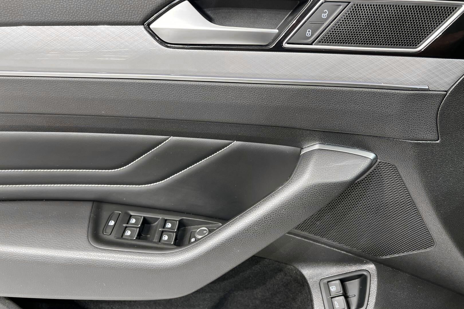 Volkswagen Passat iso kuva 17