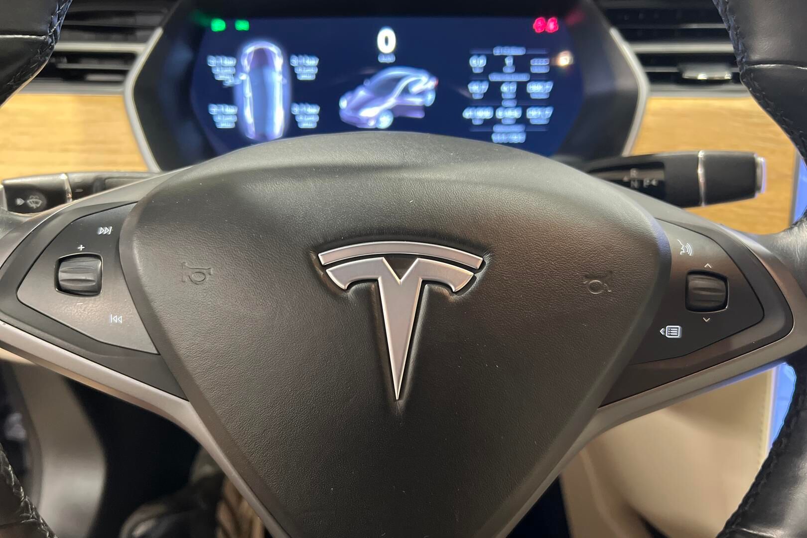 Tesla Model S iso kuva 14