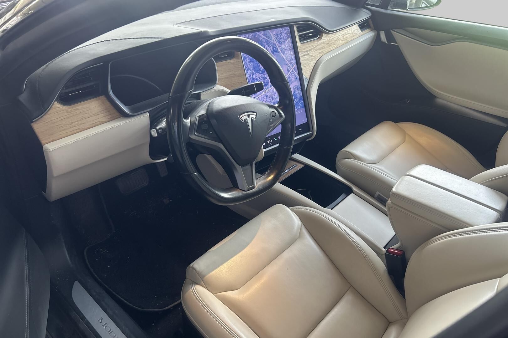 Tesla Model S iso kuva 2