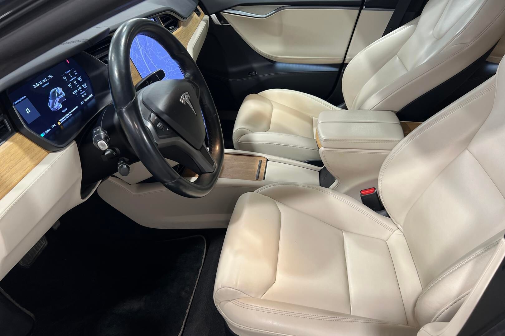 Tesla Model S iso kuva 8