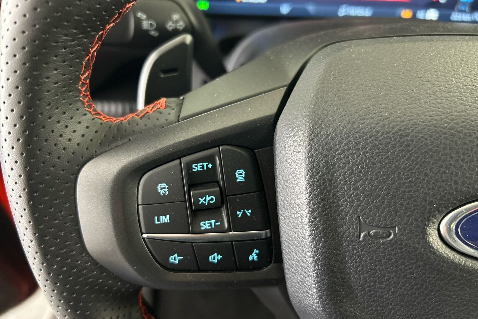 Ford Ranger iso kuva 12