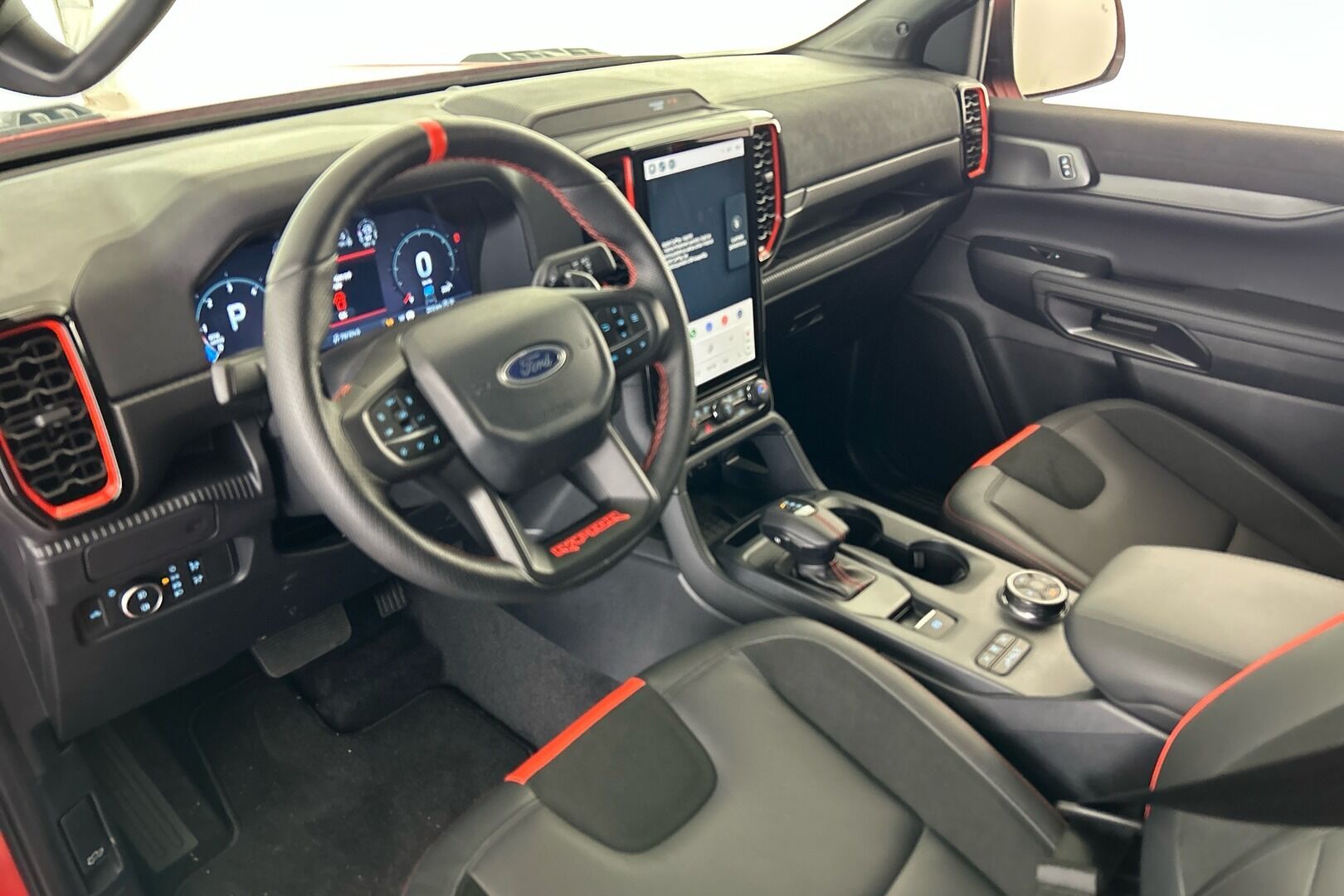 Ford Ranger iso kuva 6