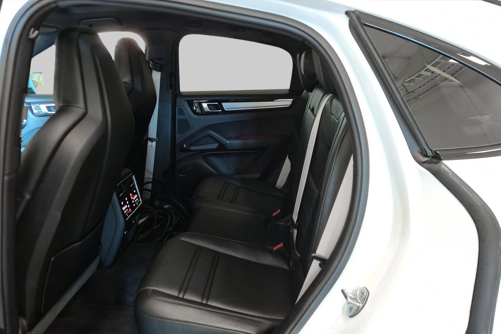 Porsche Cayenne iso kuva 10