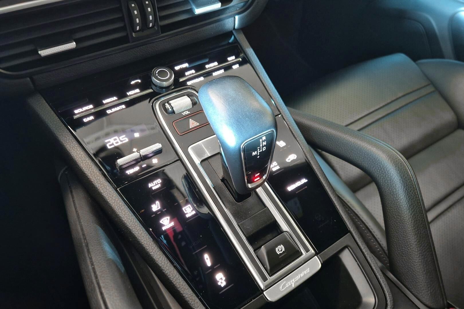 Porsche Cayenne iso kuva 15