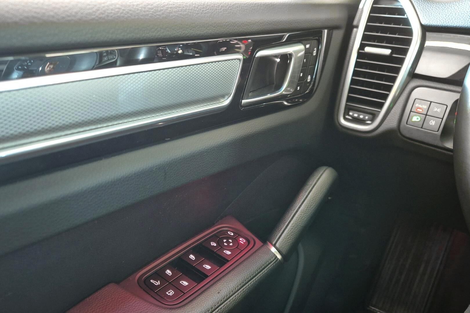 Porsche Cayenne iso kuva 19