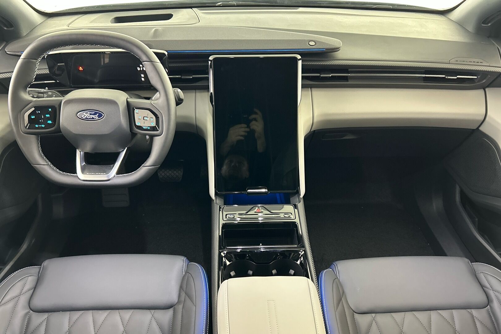 Ford Explorer iso kuva 8
