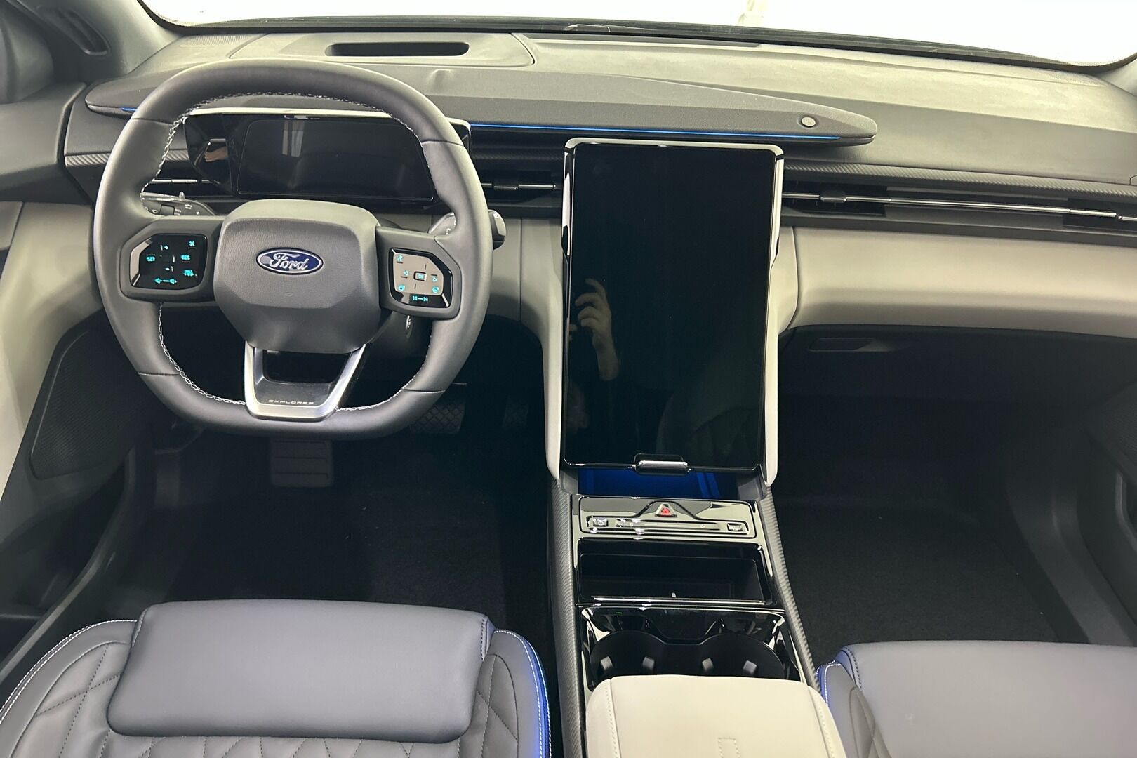 Ford Explorer iso kuva 9