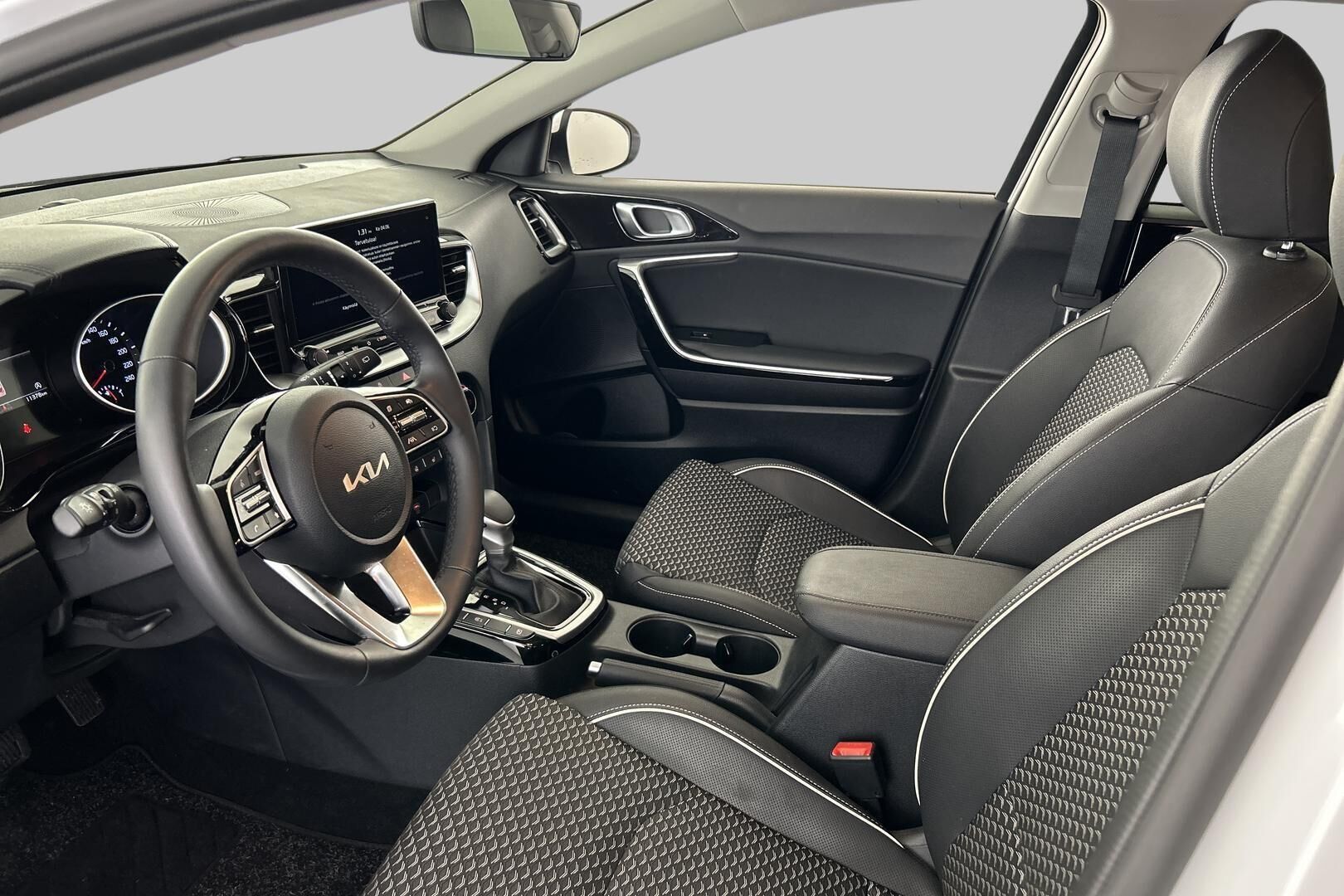 Kia Ceed iso kuva 7