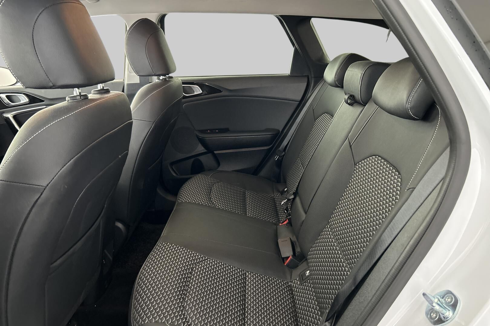 Kia Ceed iso kuva 8