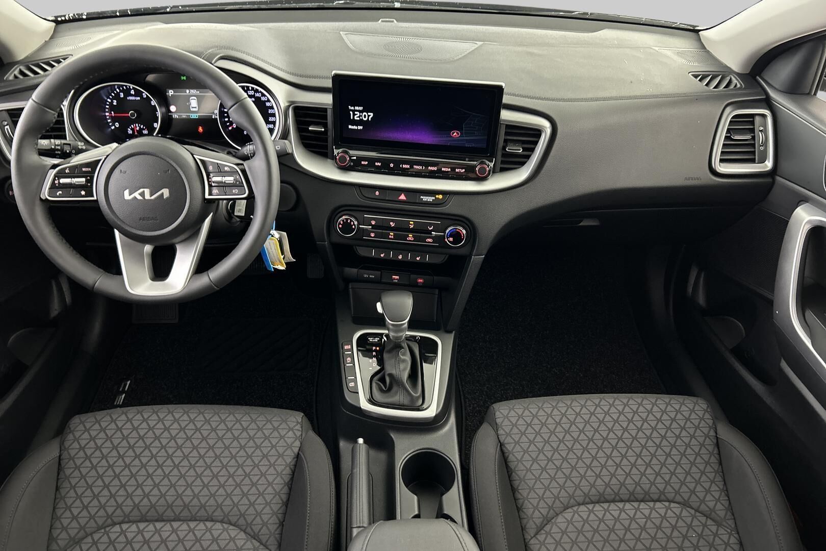 Kia Ceed iso kuva 10