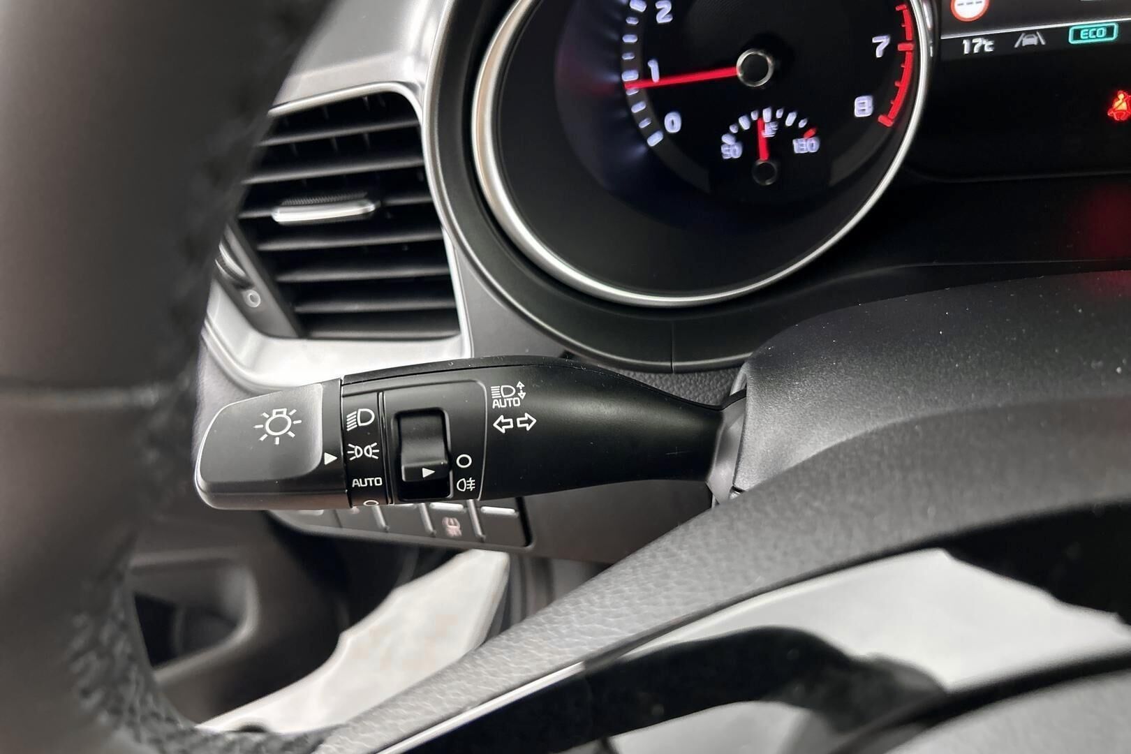 Kia Ceed iso kuva 24