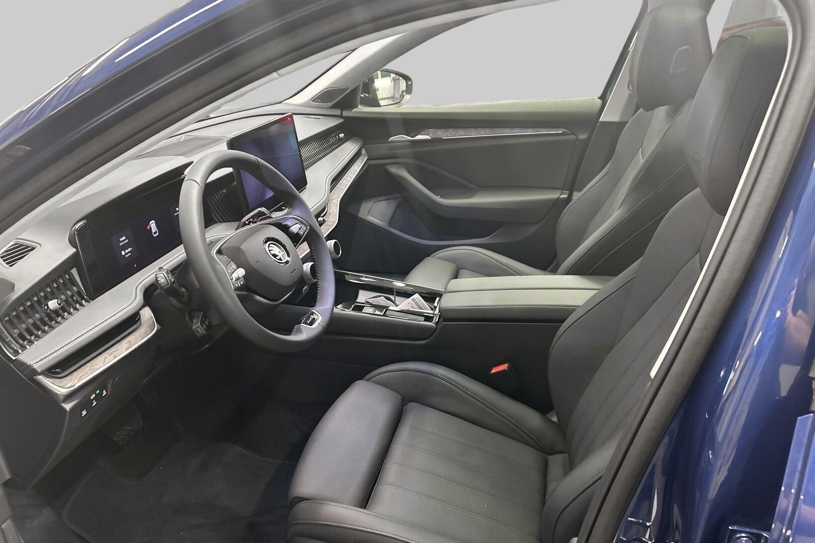 Skoda Superb iso kuva 8