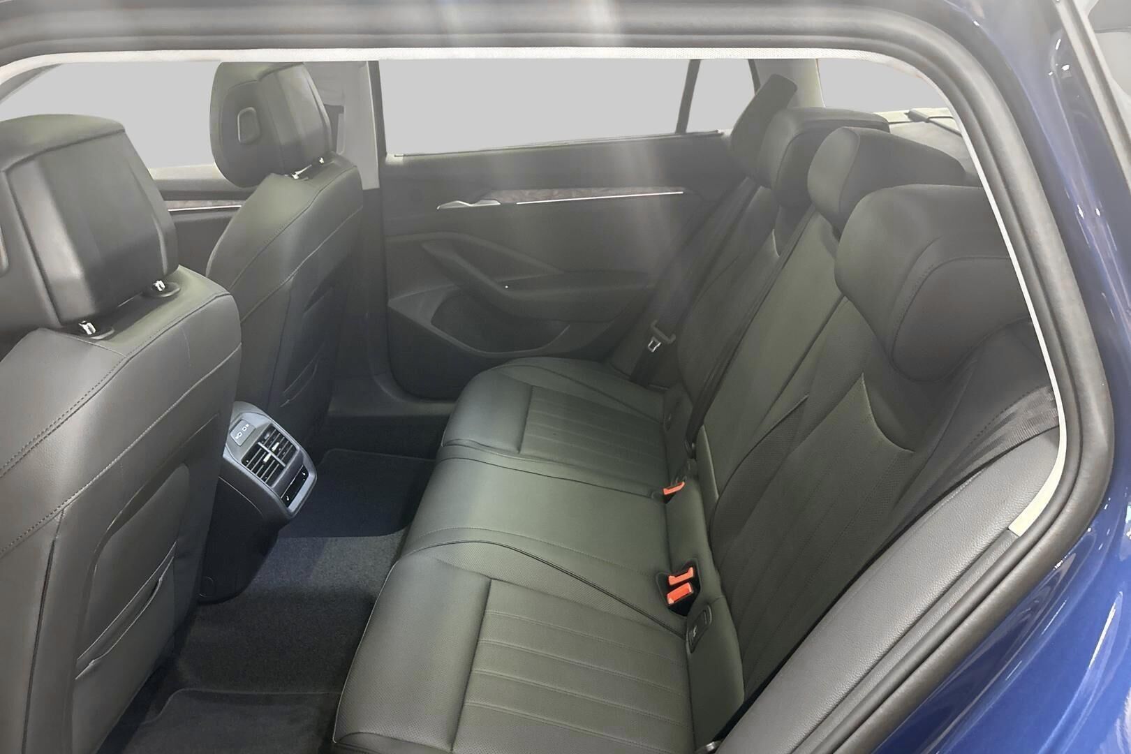 Skoda Superb iso kuva 9