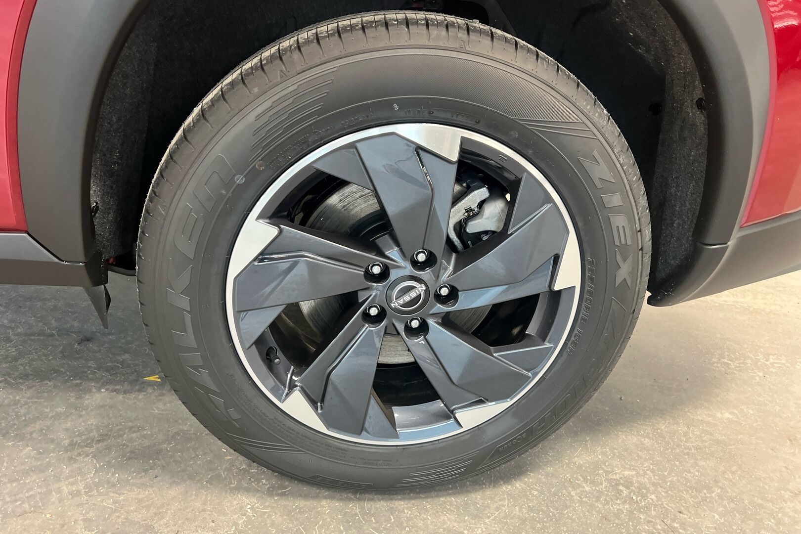 Nissan X-Trail iso kuva 10