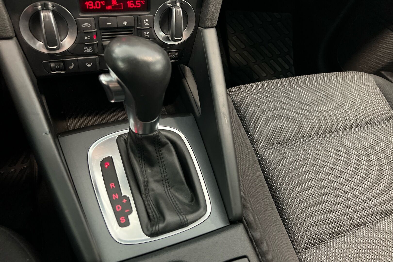 Audi A3 iso kuva 14