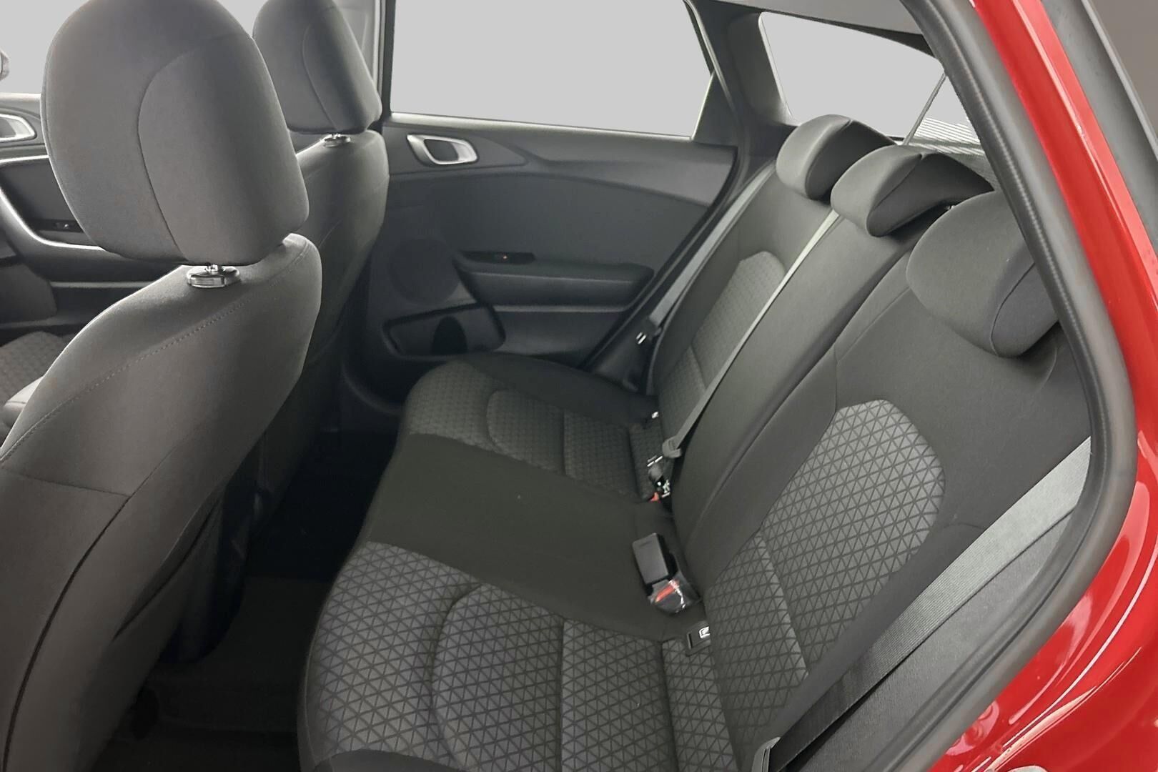 Kia Ceed iso kuva 8