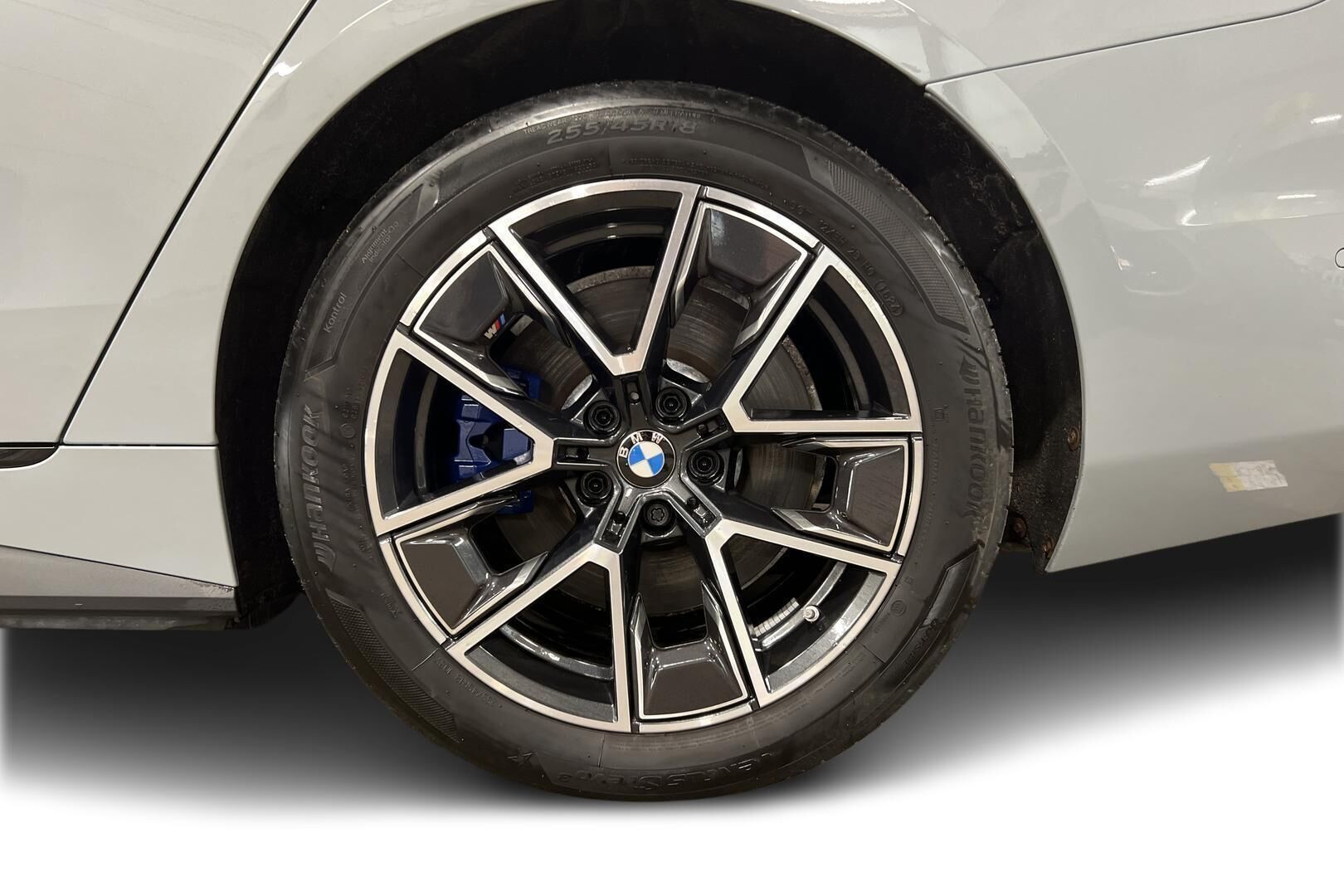 BMW i4 iso kuva 11
