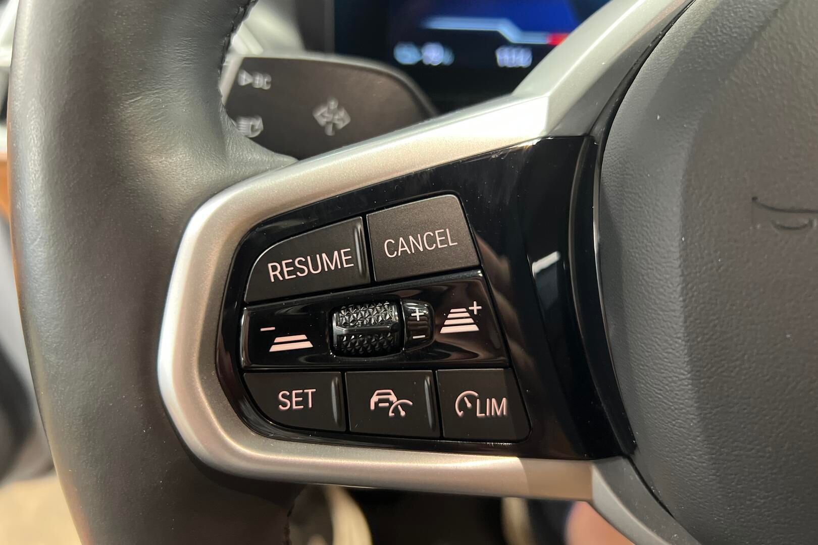 BMW i4 iso kuva 14