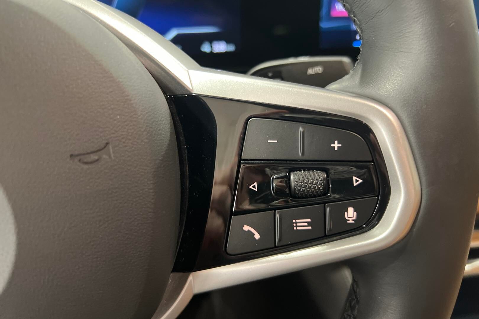 BMW i4 iso kuva 15