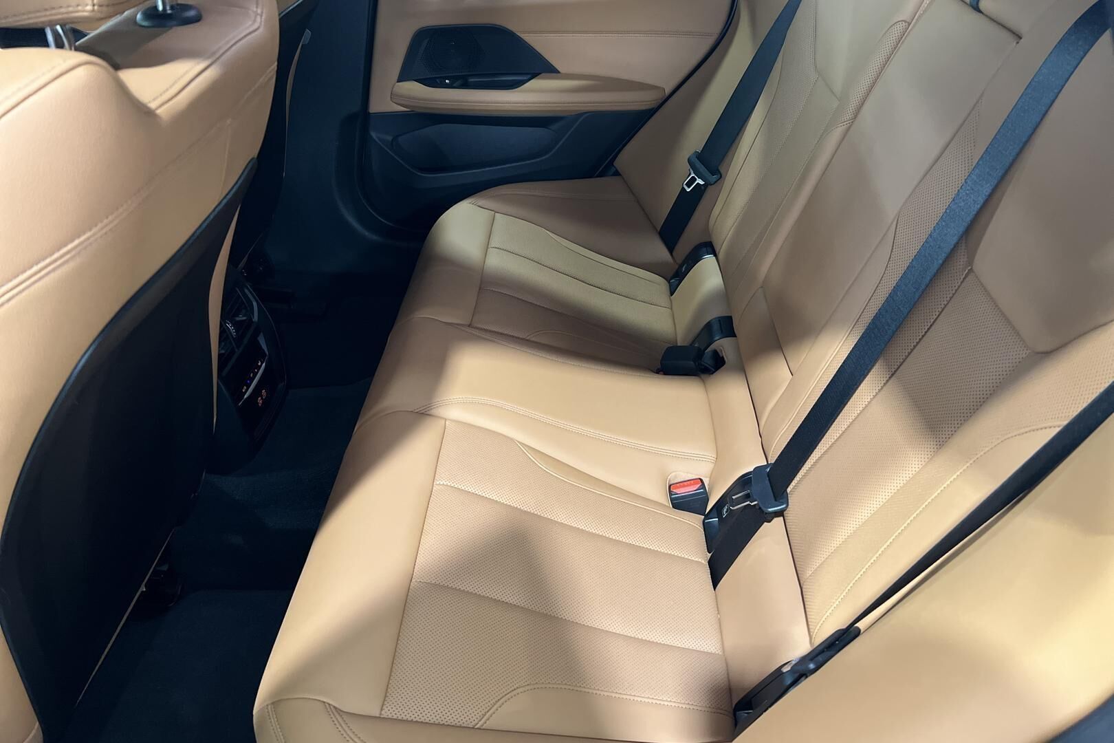 BMW i4 iso kuva 8