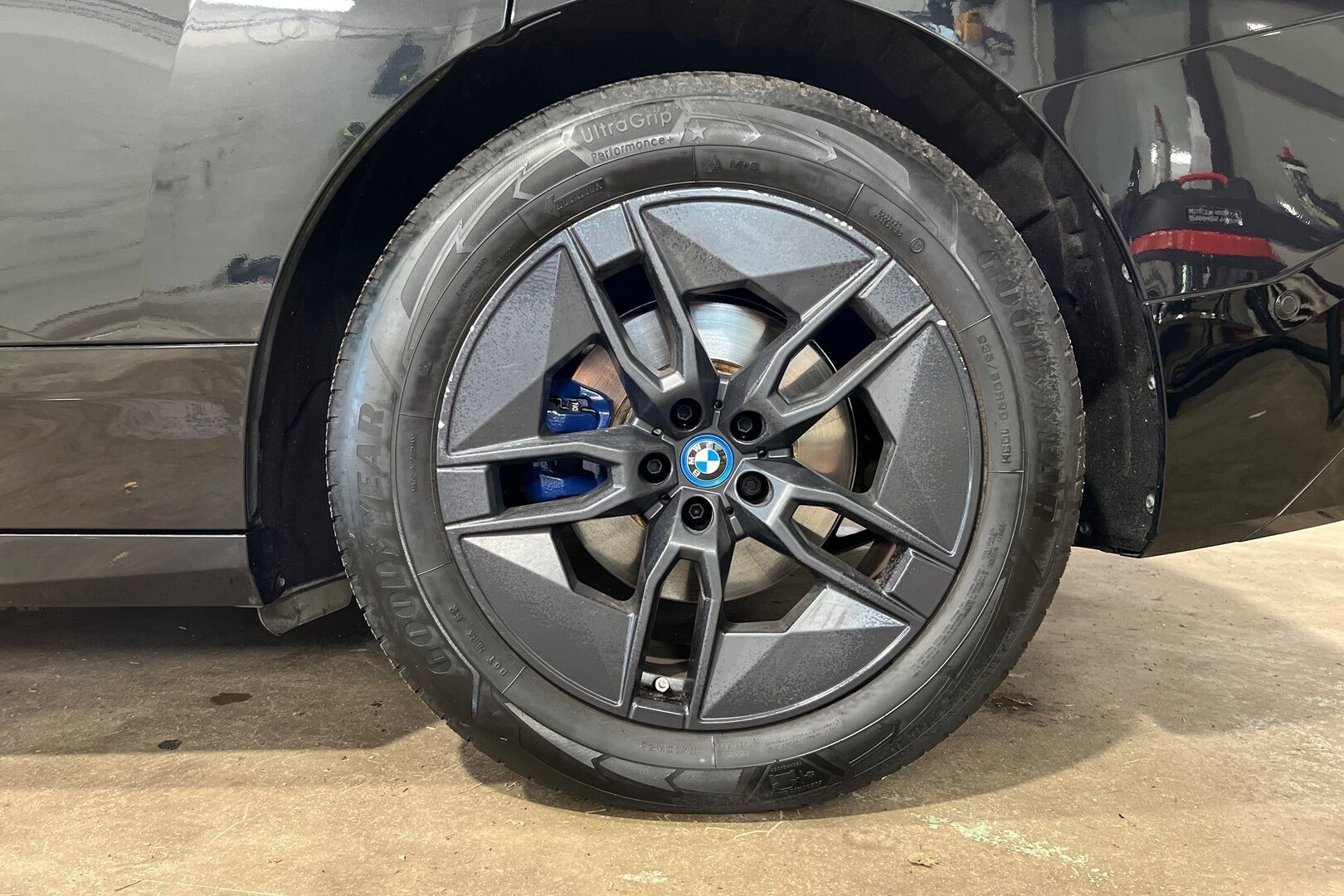 BMW iX iso kuva 11