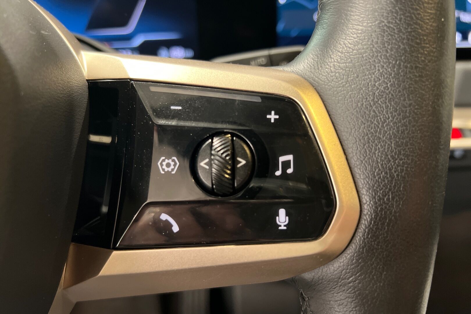 BMW iX iso kuva 13
