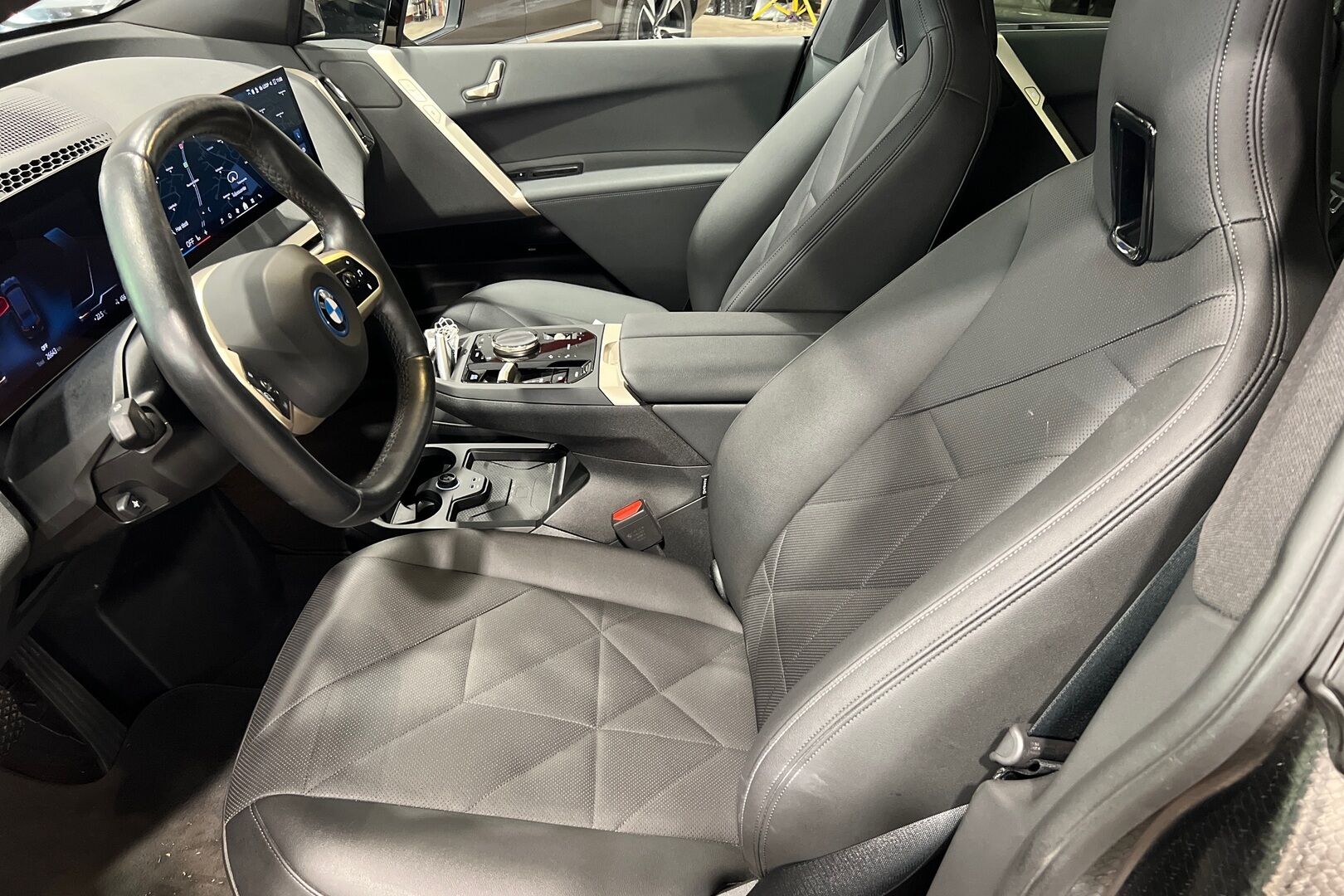 BMW iX iso kuva 7