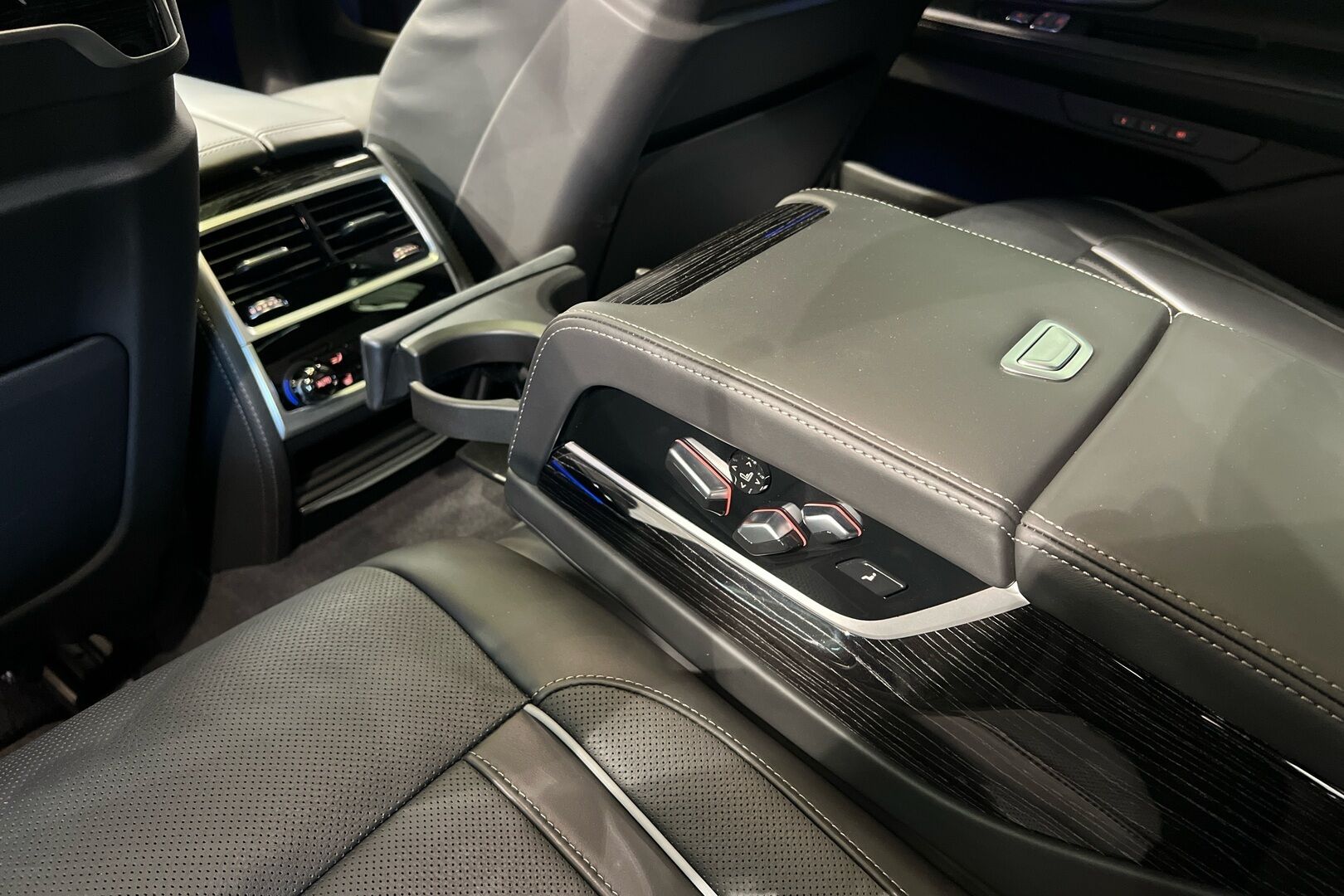 BMW 7-SARJA iso kuva 23