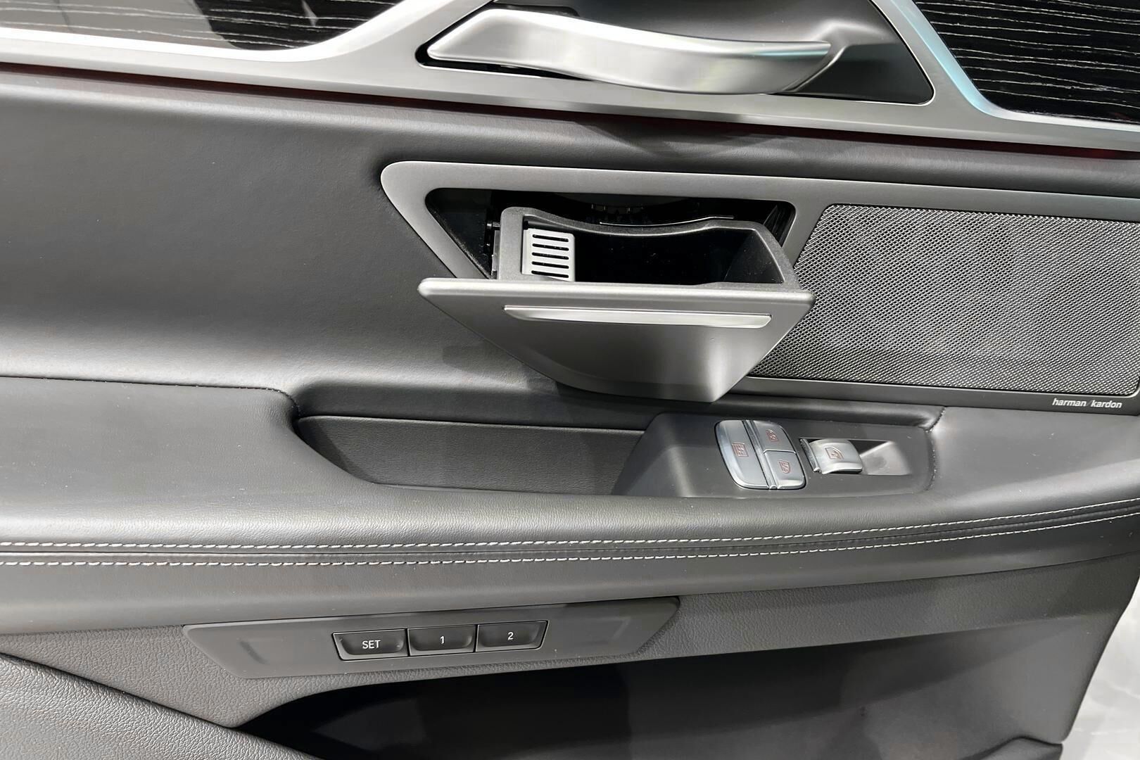 BMW 7-SARJA iso kuva 35