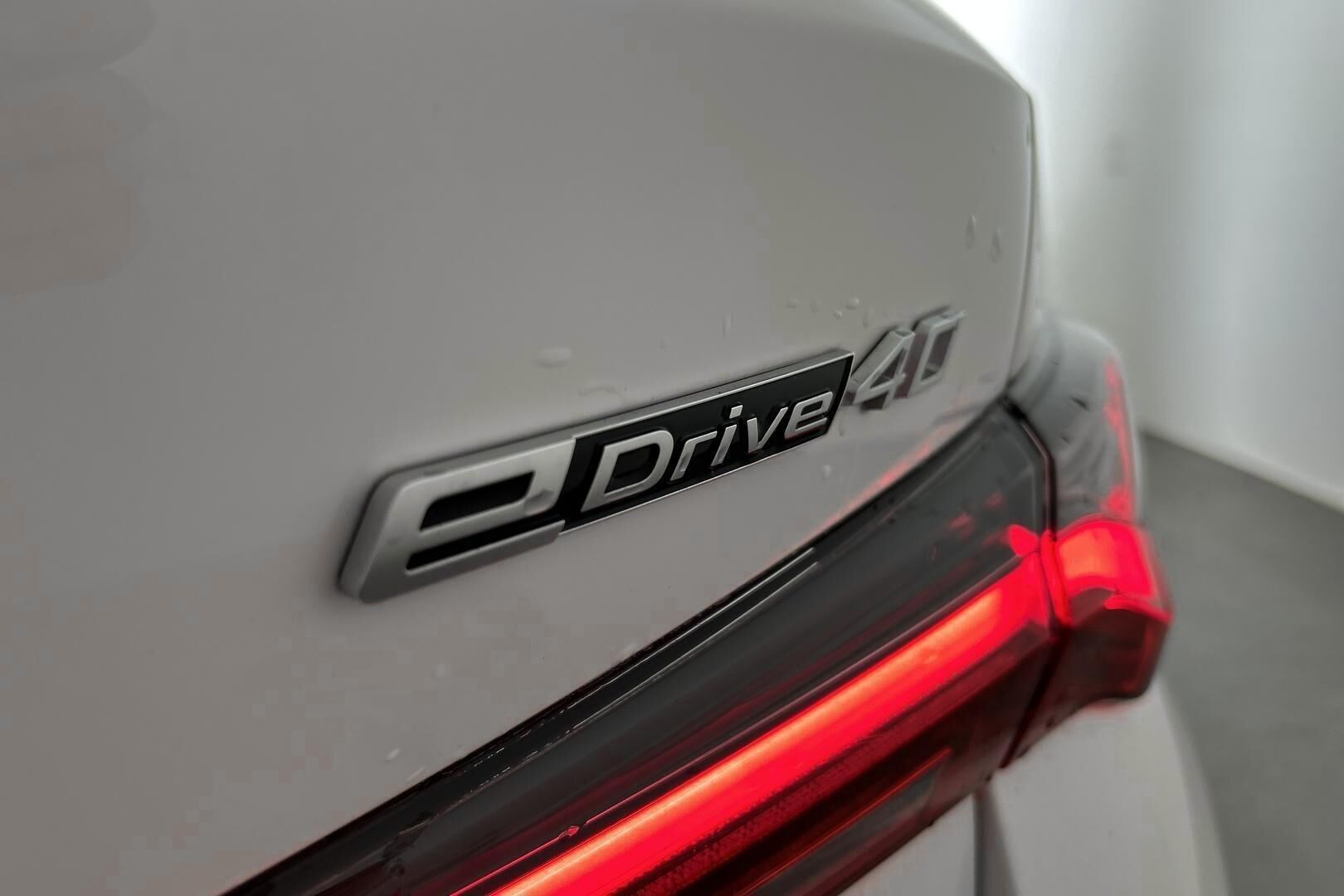 BMW i4 iso kuva 13