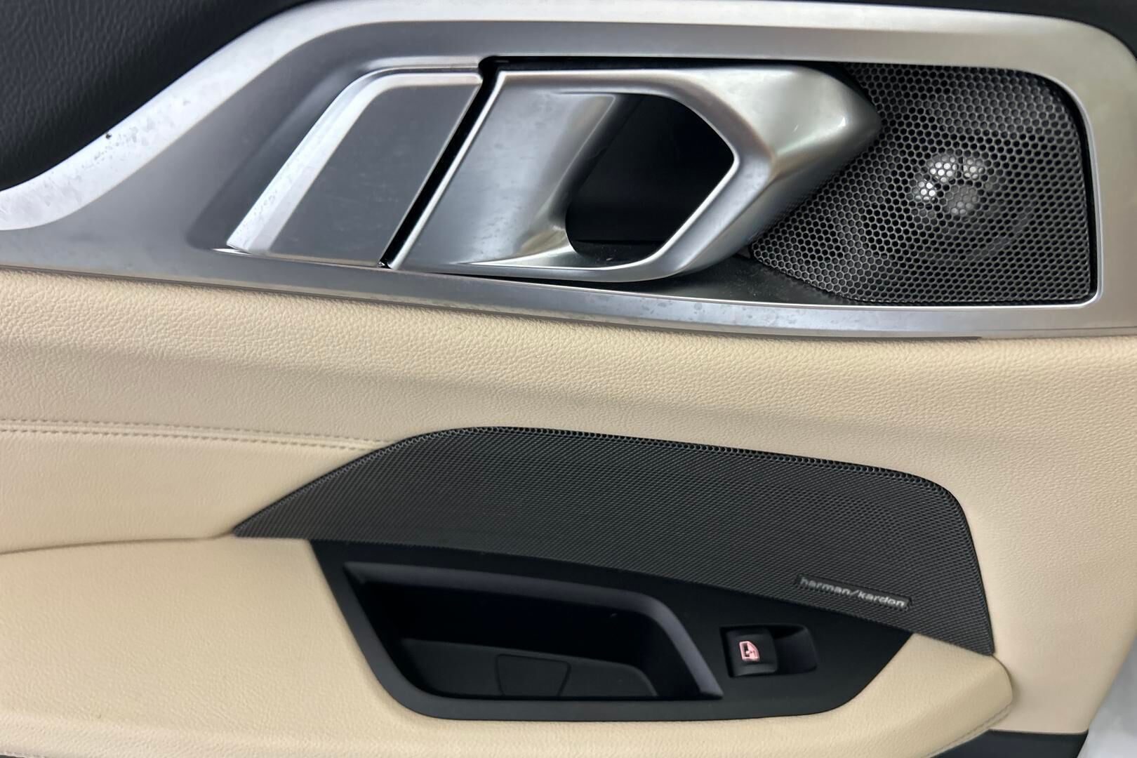BMW i4 iso kuva 16