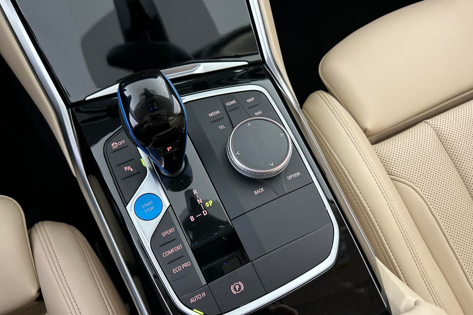 BMW i4 iso kuva 24