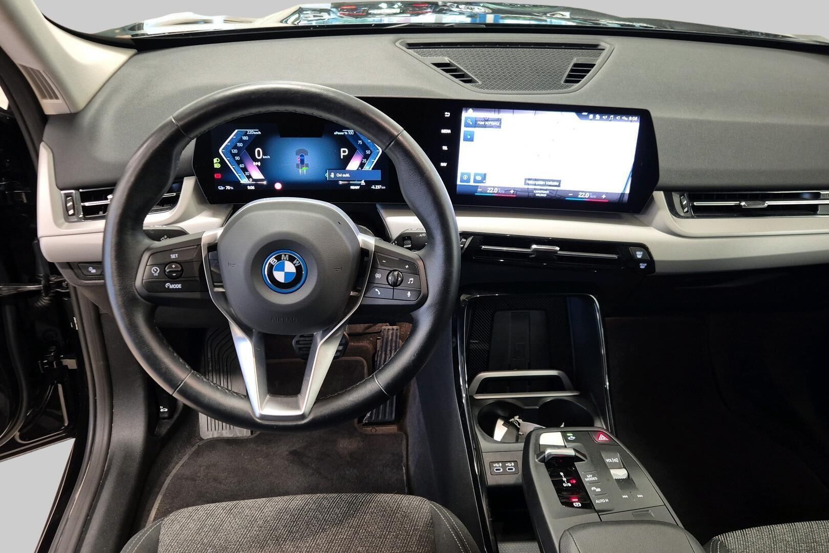 BMW IX1 iso kuva 8
