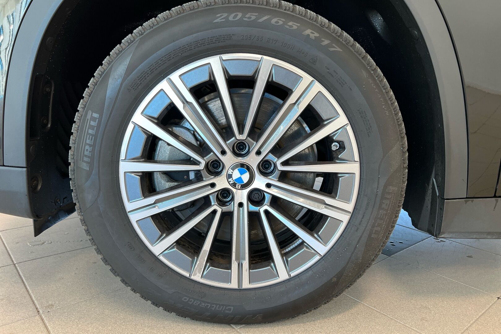 BMW IX1 iso kuva 14