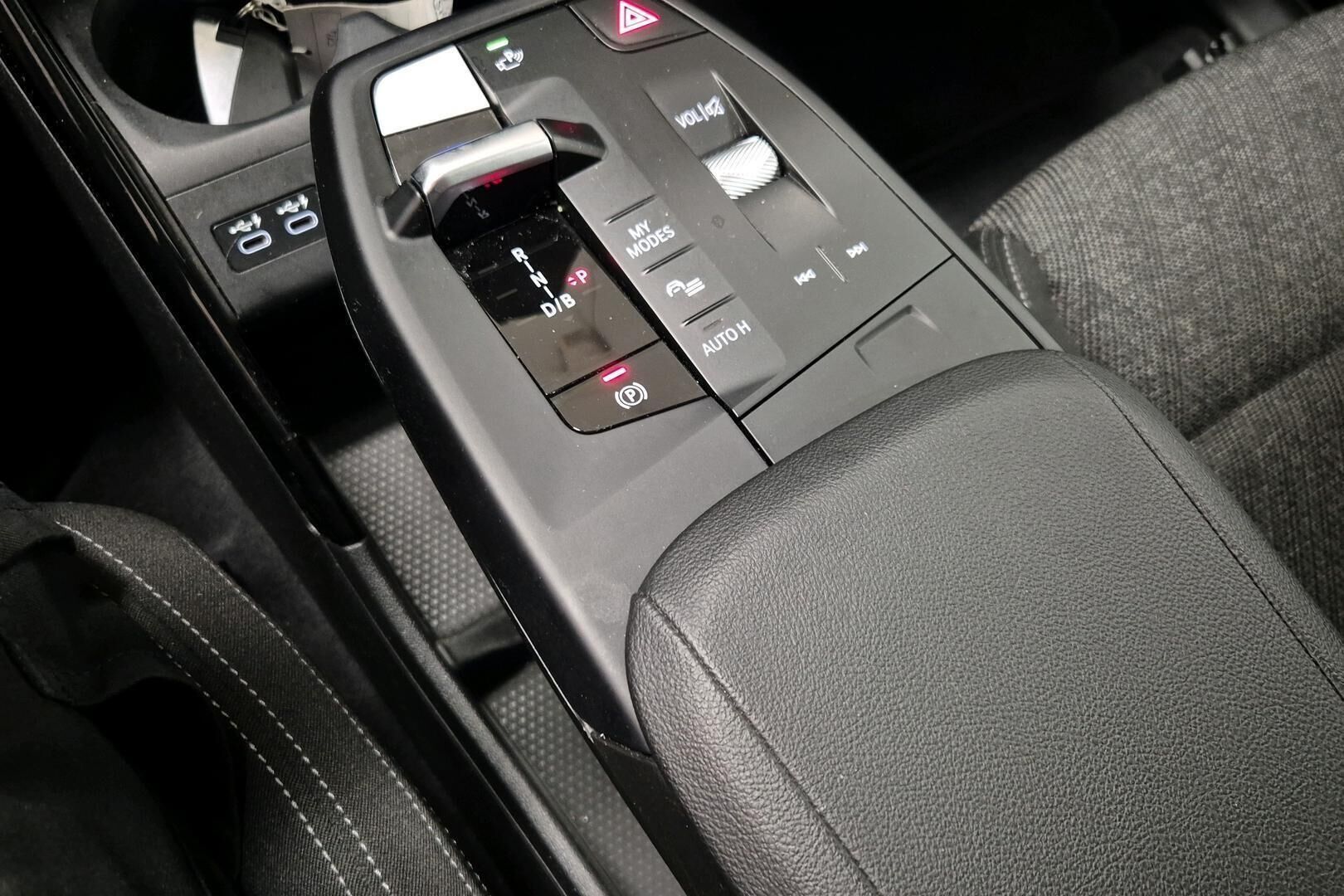 BMW IX1 iso kuva 12