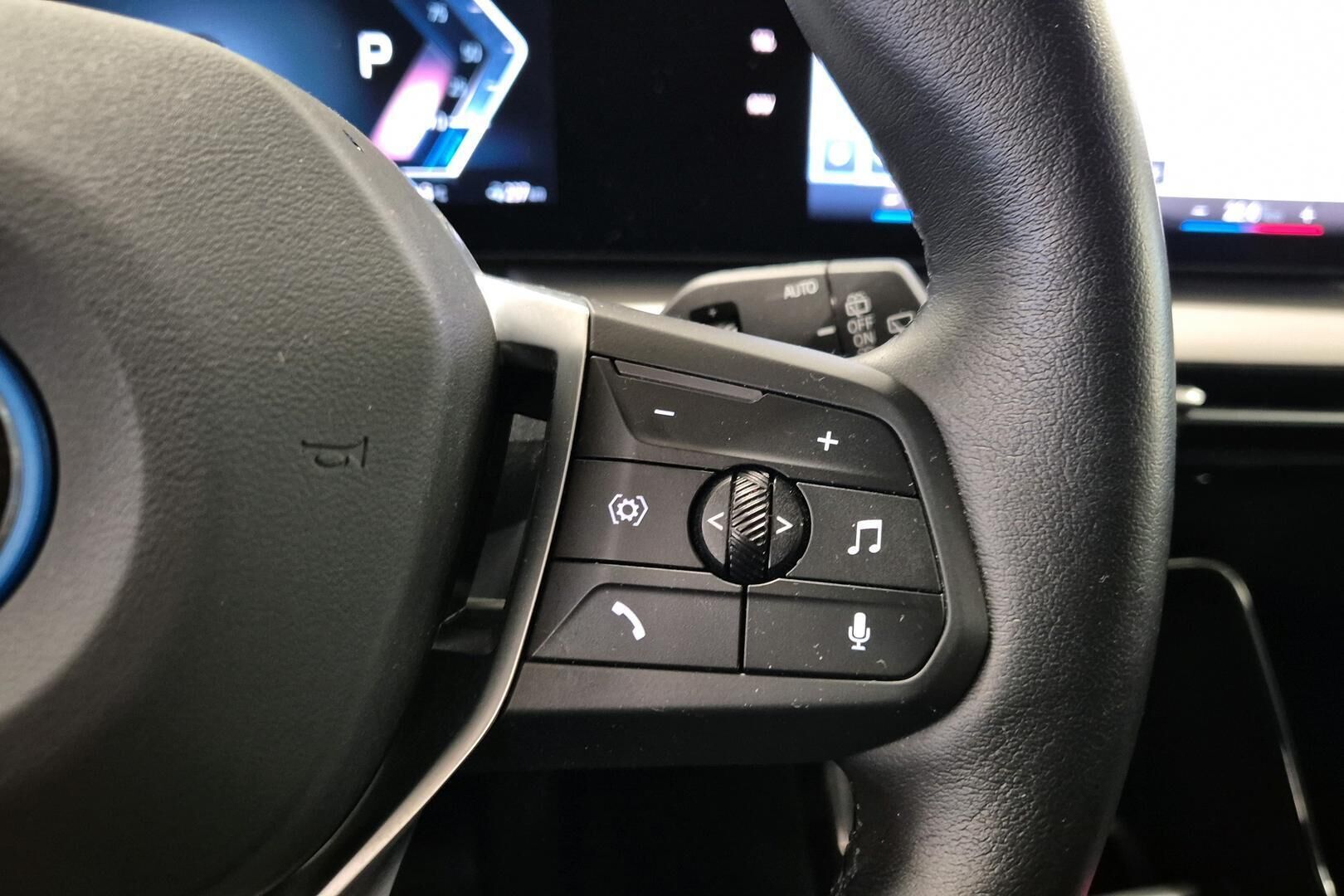 BMW IX1 iso kuva 13