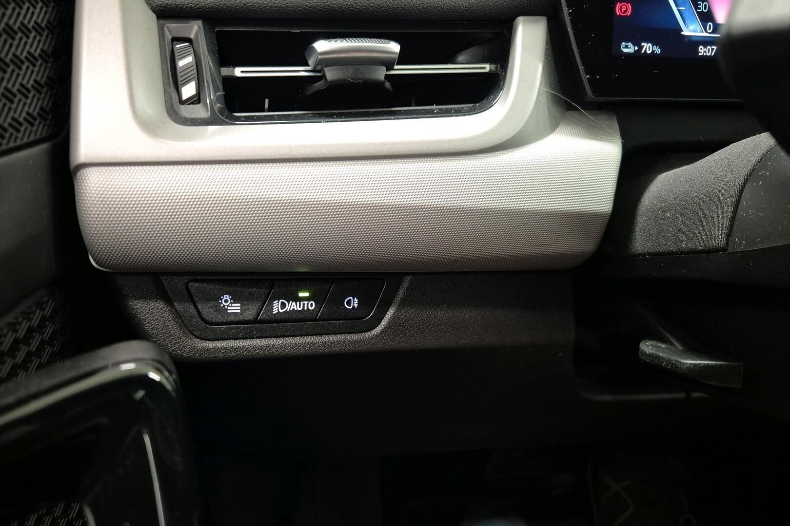 BMW IX1 iso kuva 16