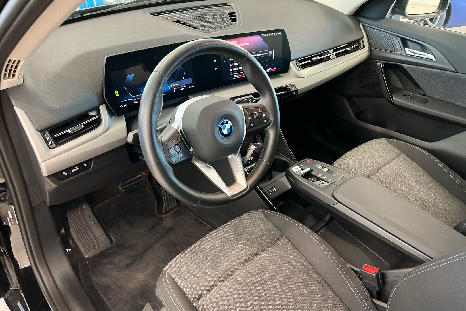 BMW IX1 iso kuva 2