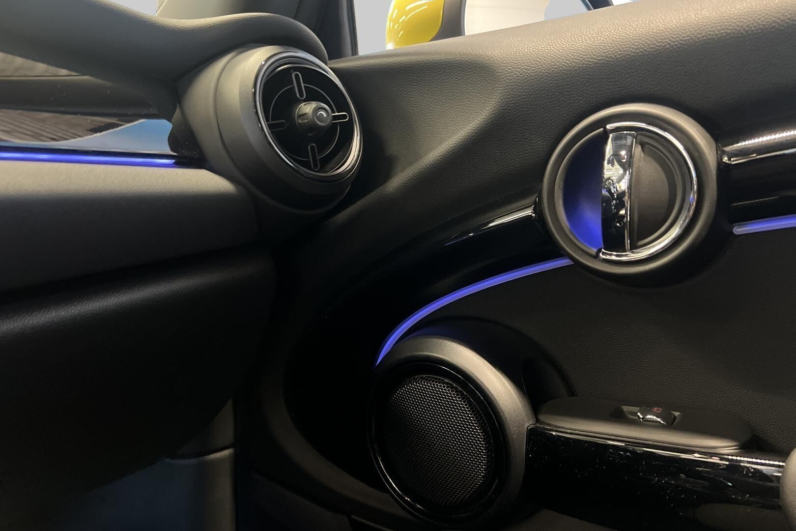 MINI COOPER SE iso kuva 18