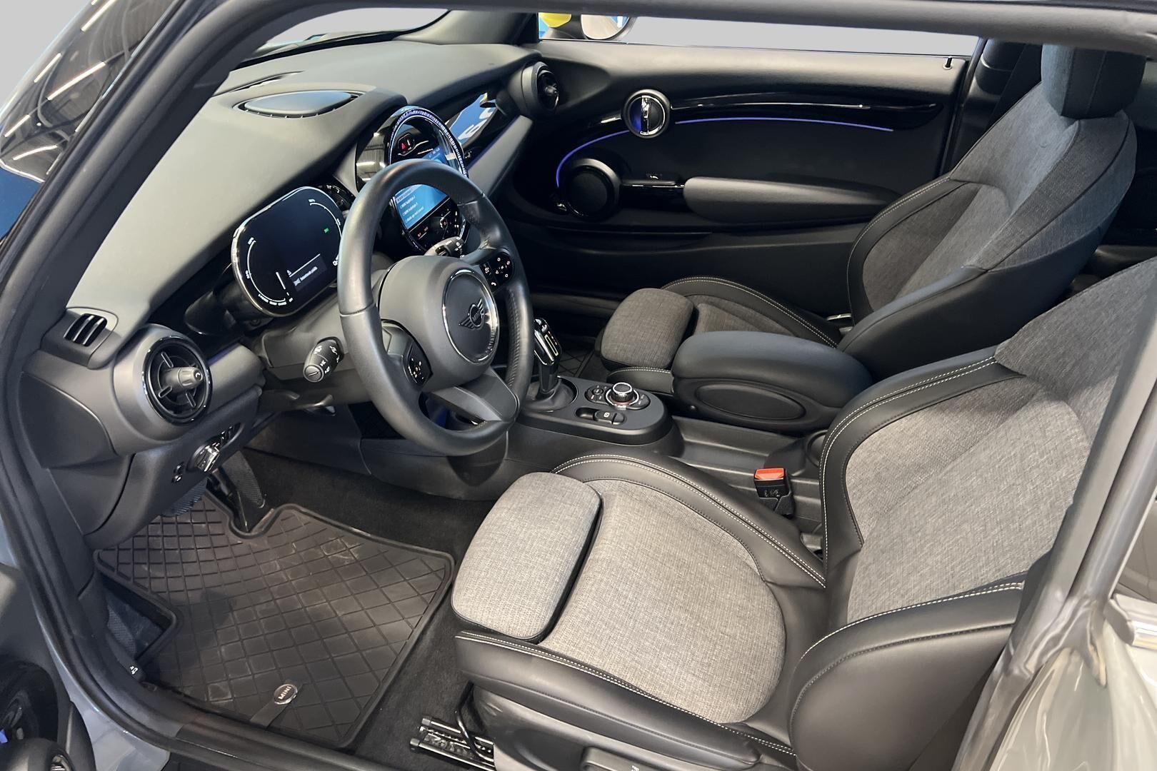 MINI COOPER SE iso kuva 8