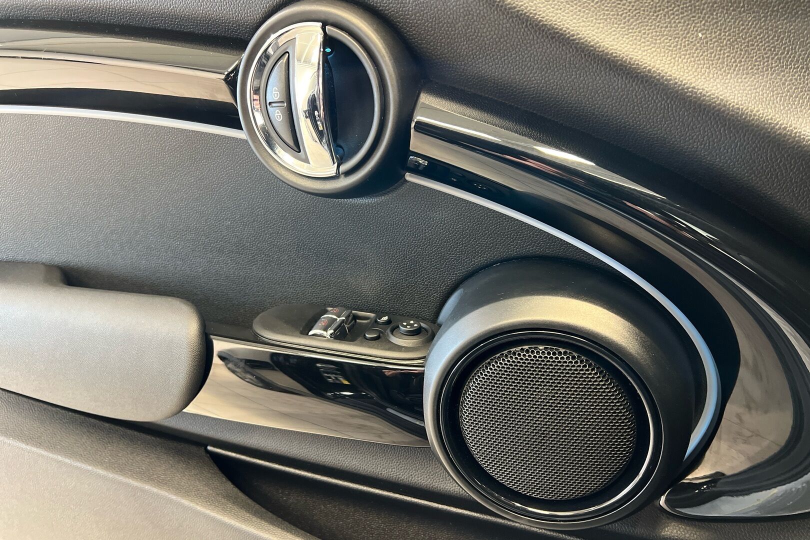 MINI COOPER SE iso kuva 24