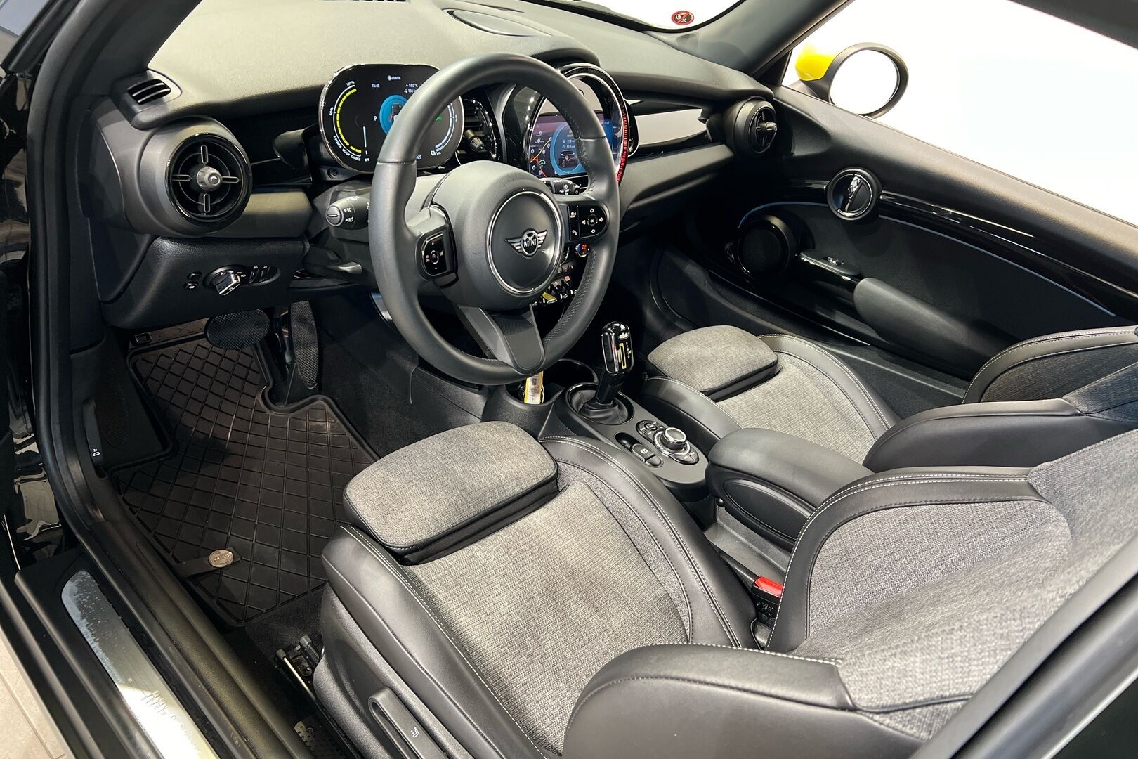 MINI COOPER SE iso kuva 6