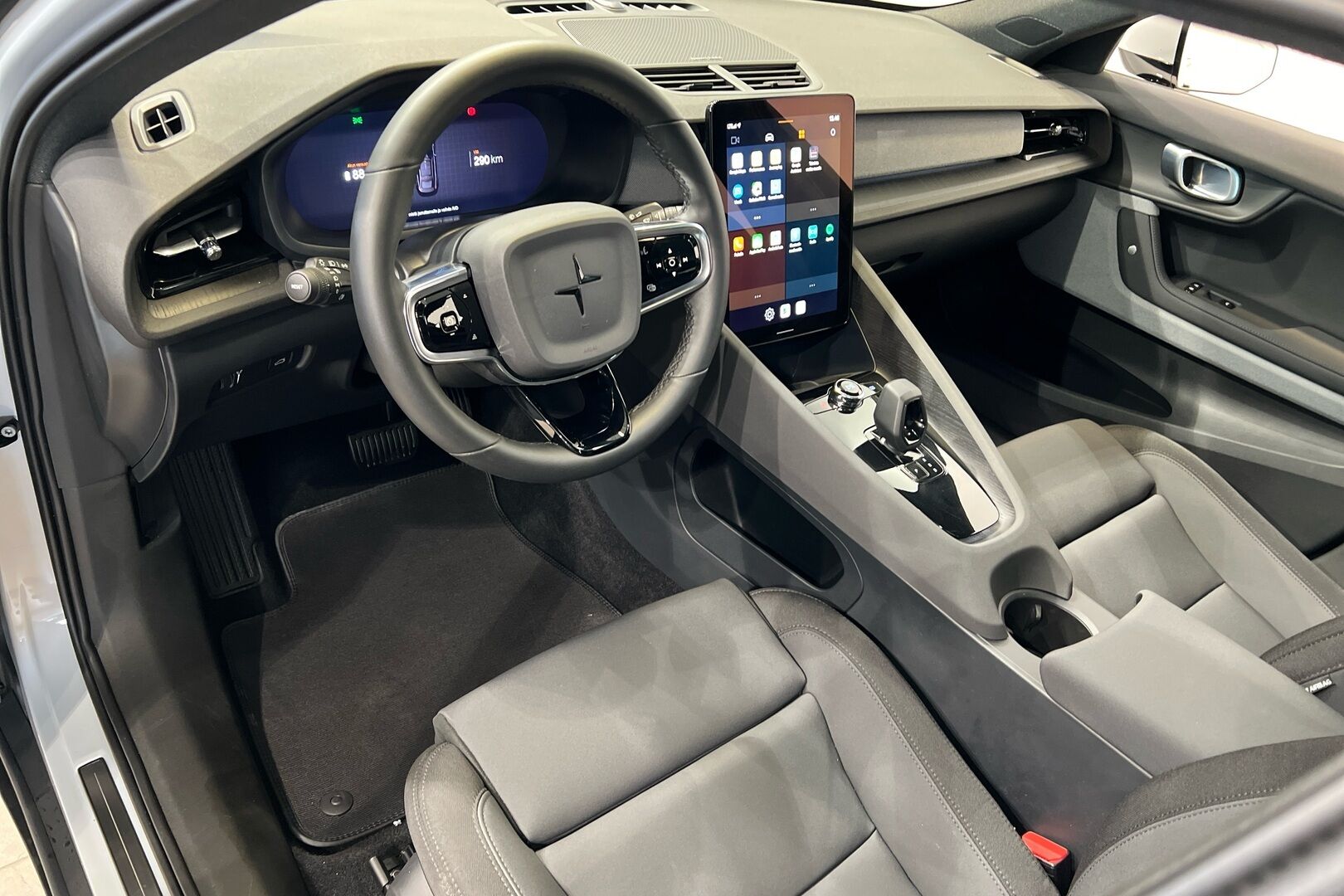 POLESTAR 2 iso kuva 8