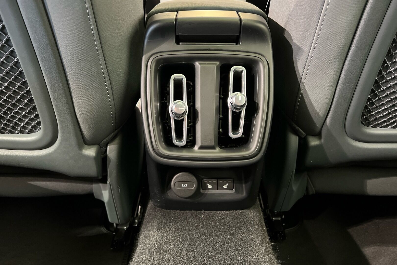 POLESTAR 2 iso kuva 25