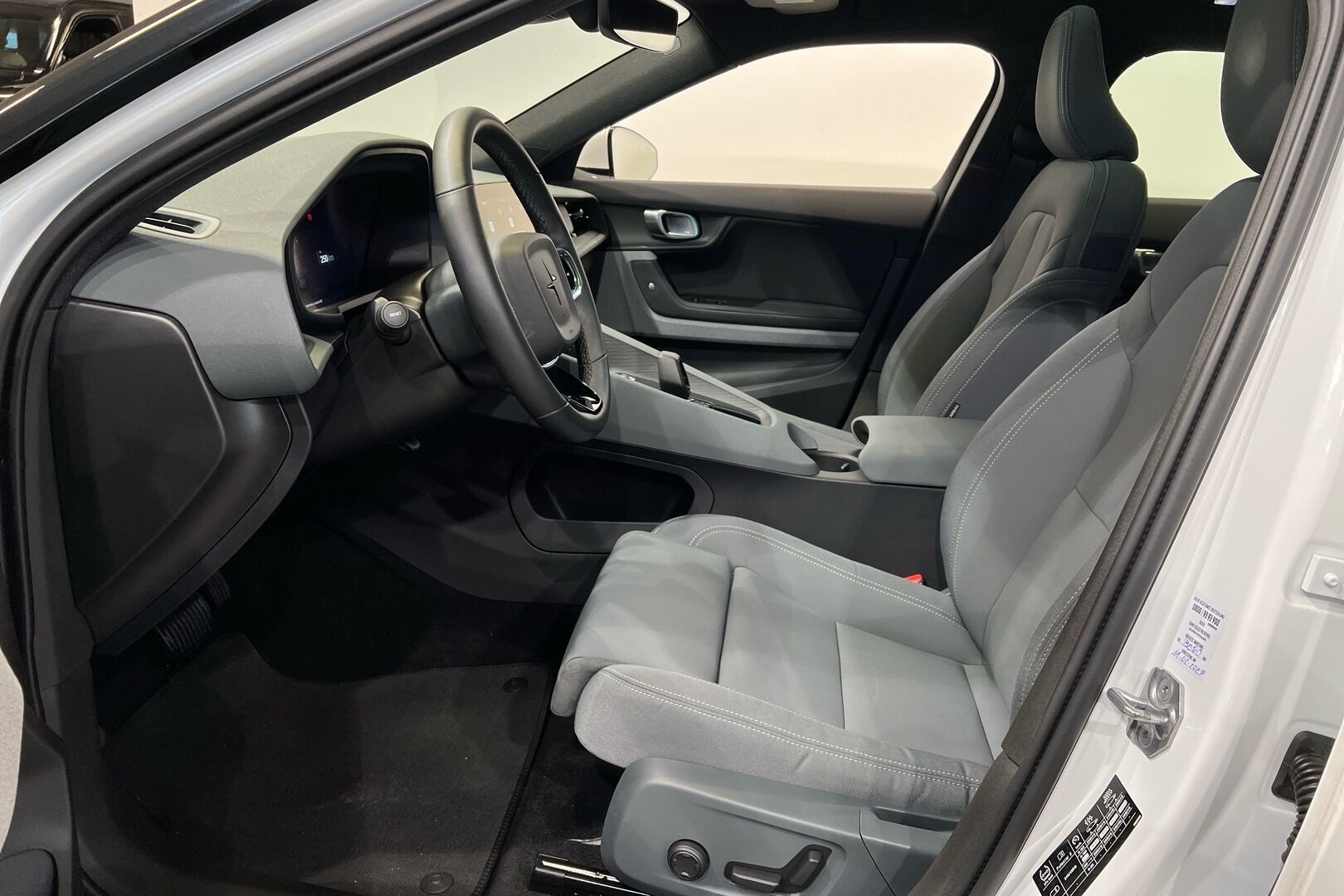 POLESTAR 2 iso kuva 8