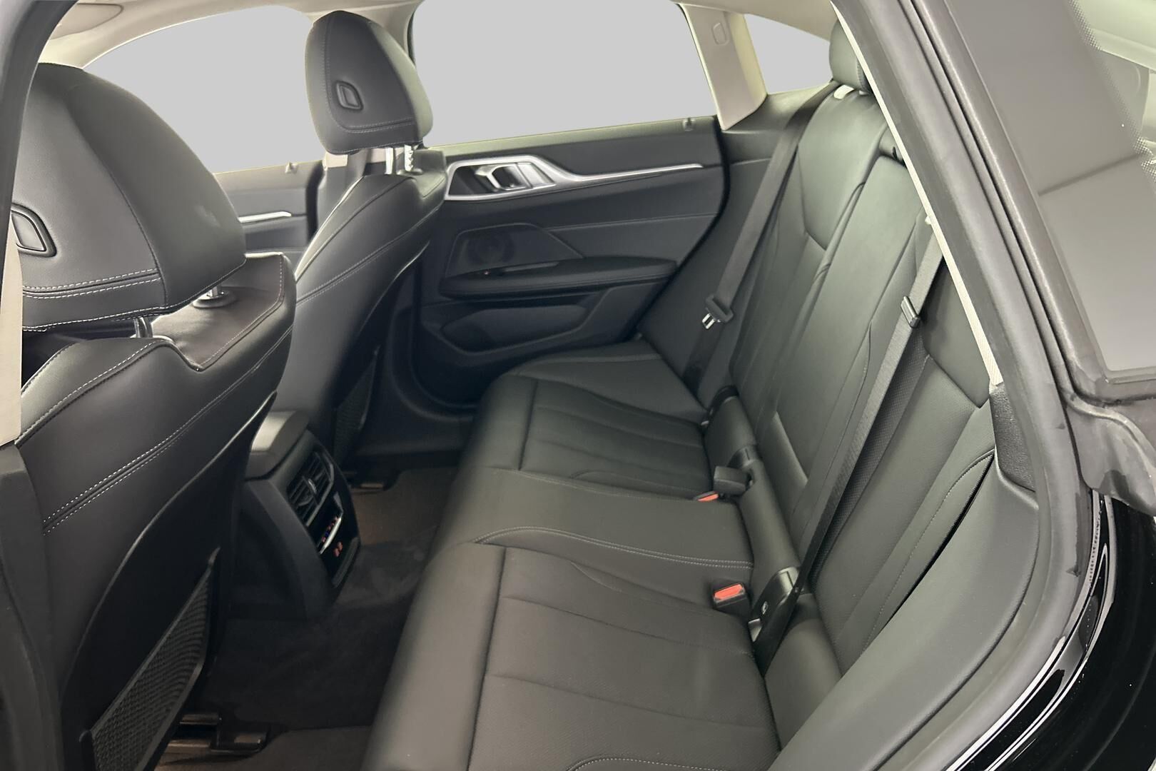 BMW i4 iso kuva 19