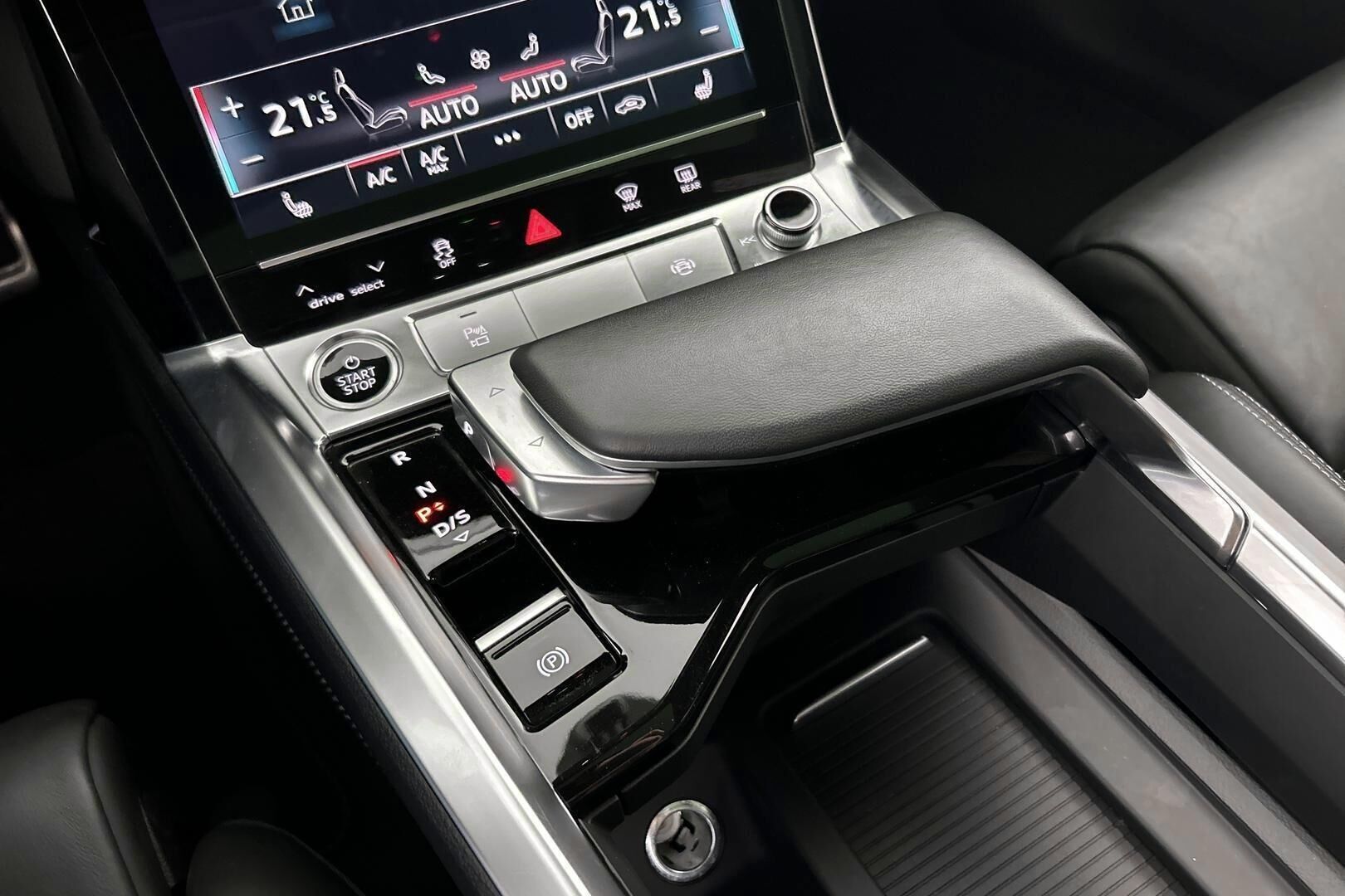 AUDI Q8 iso kuva 30