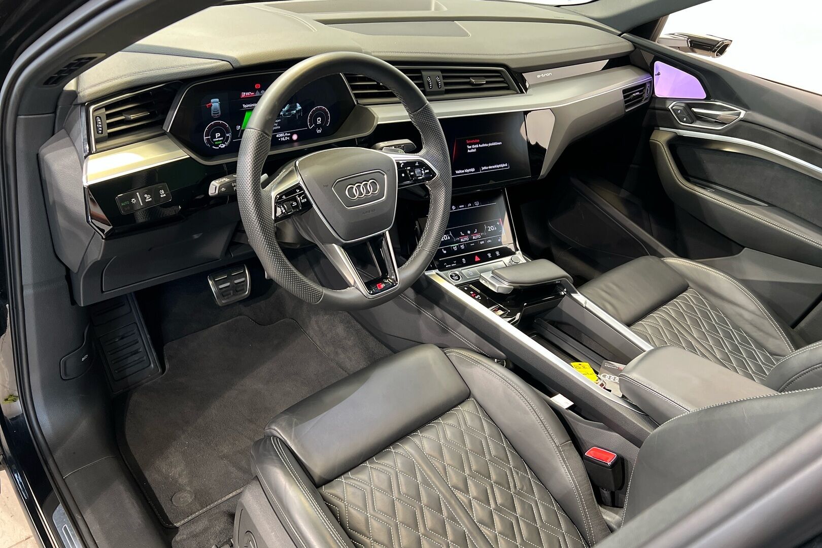 AUDI Q8 E-TRON iso kuva 6