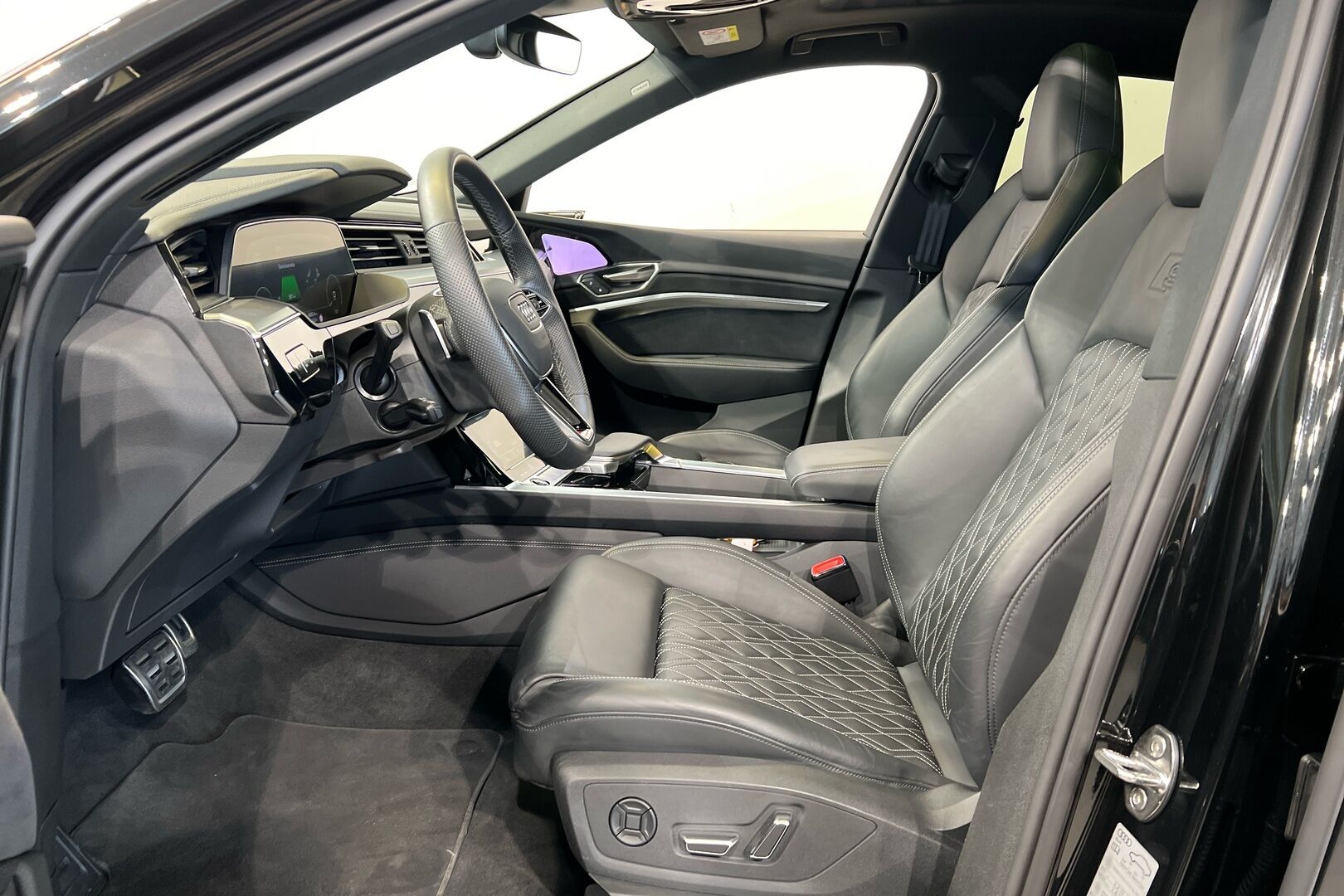 AUDI Q8 E-TRON iso kuva 7