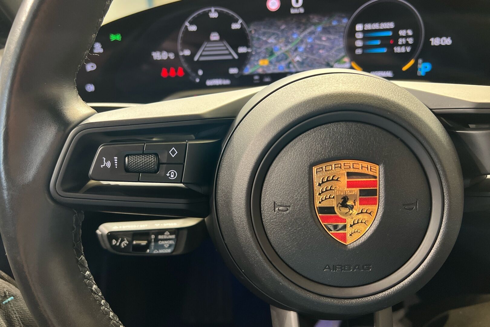 PORSCHE TAYCAN iso kuva 10